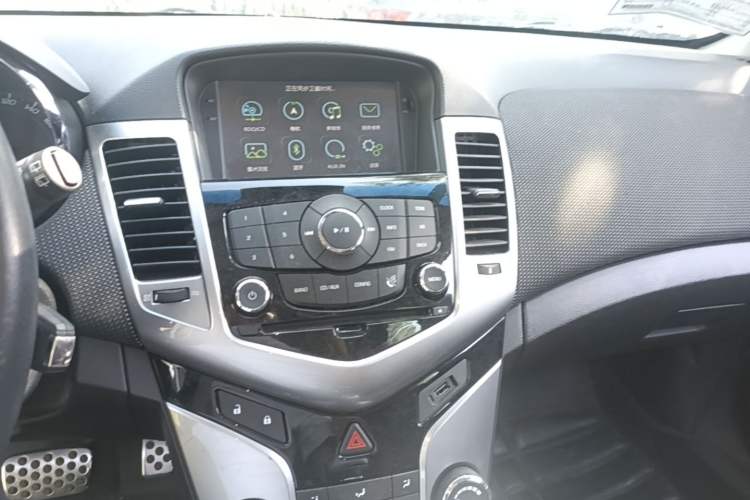 Used Chevrolet Cruze 2013 Hatchback 1.6T Automatic Flagship Model Audio And AC Panel