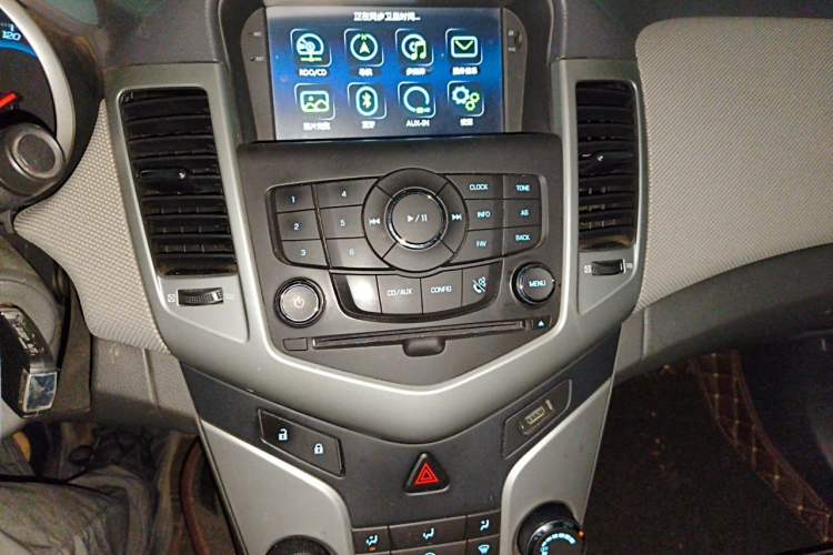 Used Chevrolet Cruze 2013 1.6L SE MT Audio And AC Panel