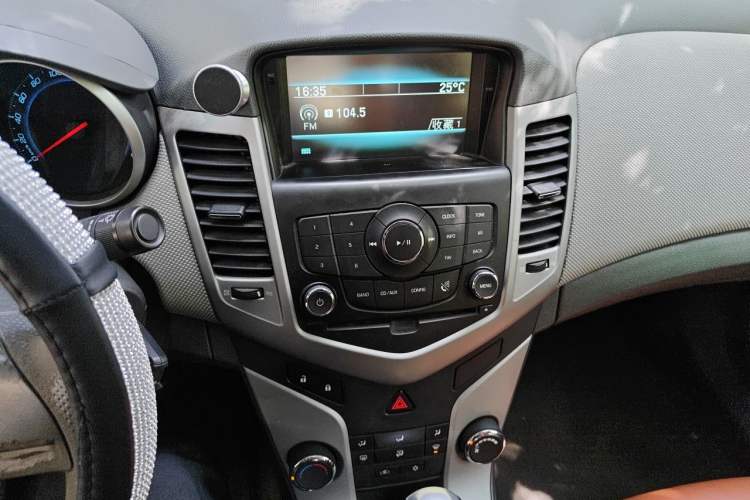 Used Chevrolet Cruze 2013 1.8L SE WTCC Edition AT Audio And AC Panel