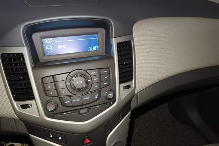 Used Chevrolet Cruze 2013 1.8L SE AT Audio And AC Panel