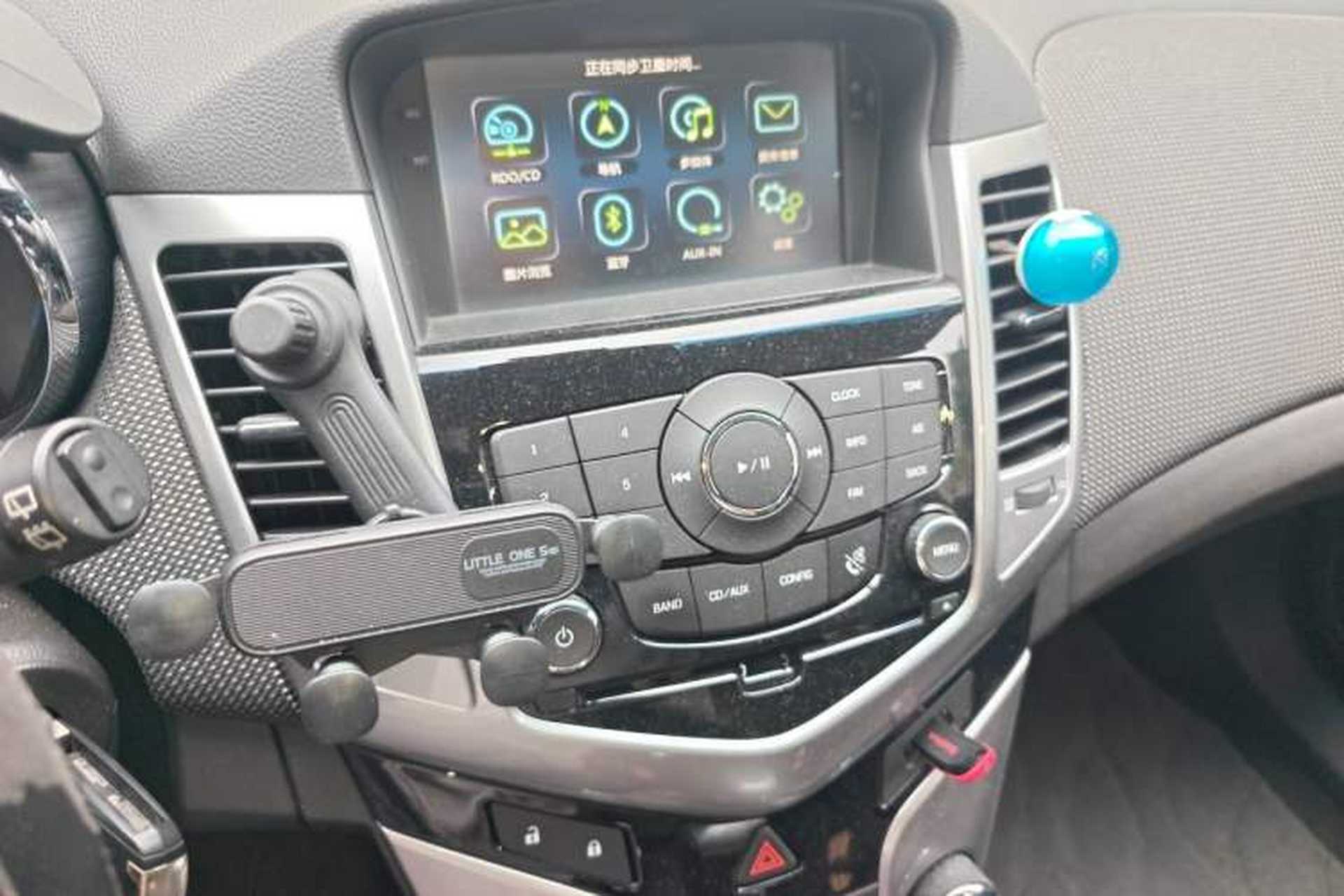 Used Chevrolet Cruze 2013 Hatchback 1.6T Automatic Flagship Model Audio And AC Panel
