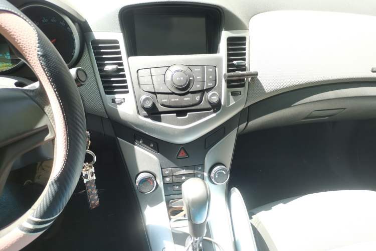 Used Chevrolet Cruze 2013 1.8L SE AT Audio And AC Panel
