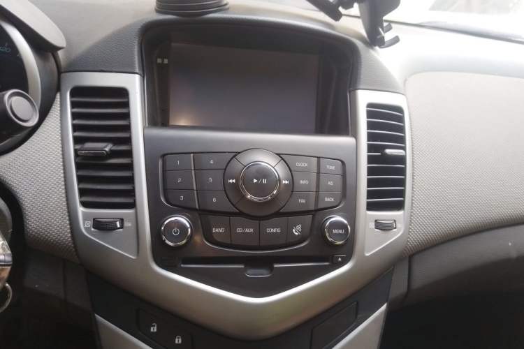 Used Chevrolet Cruze 2013 1.6L SE MT Audio And AC Panel