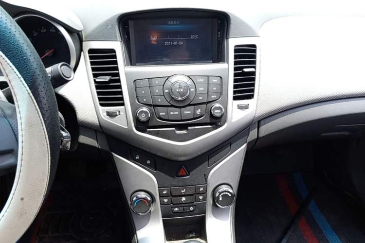 Used Chevrolet Cruze 2013 1.6L SE MT Audio And AC Panel