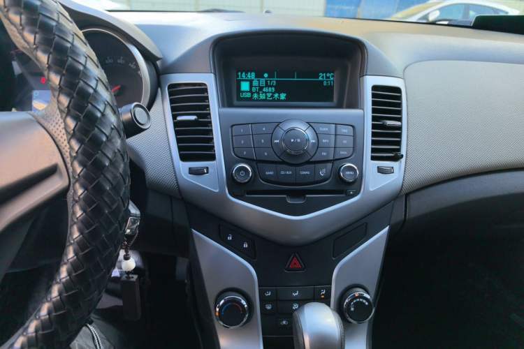 Used Chevrolet Cruze 2013 1.8L SE AT Audio And AC Panel