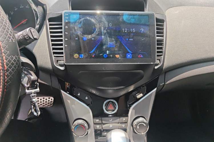 Used Chevrolet Cruze 2013 Hatchback 1.6T Automatic Flagship Model Audio And AC Panel