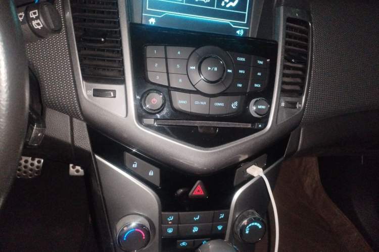 Used Chevrolet Cruze 2013 Hatchback 1.6T Automatic Flagship Model Audio And AC Panel
