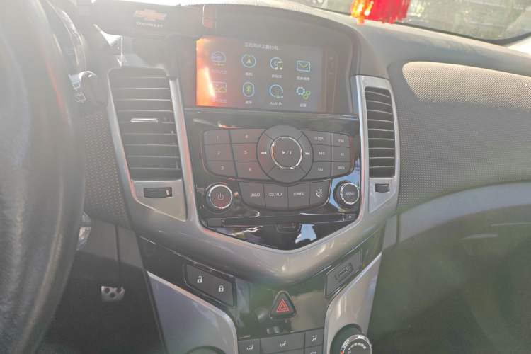 Used Chevrolet Cruze 2013 Hatchback 1.6T Automatic Flagship Model Audio And AC Panel