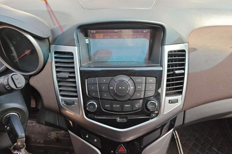 Used Chevrolet Cruze 2013 Hatchback 1.6L Manual Luxury Model Audio And AC Panel
