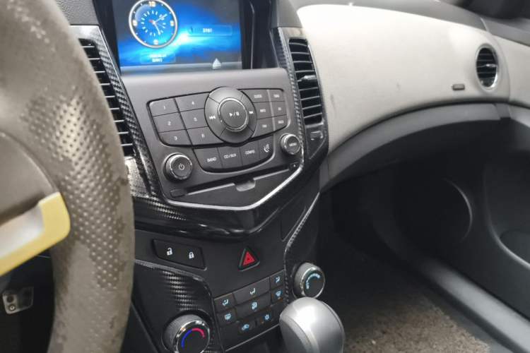 Used Chevrolet Cruze 2013 1.8L SE AT Audio And AC Panel