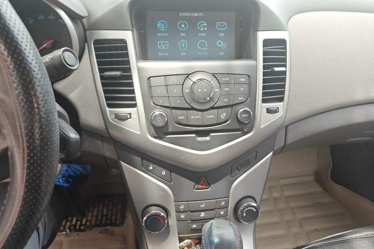 Used Chevrolet Cruze 2013 1.8L SE AT Audio And AC Panel