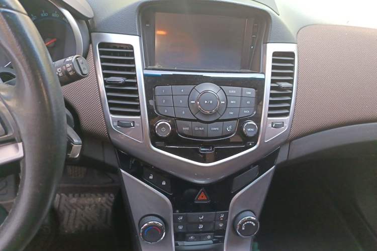 Used Chevrolet Cruze 2013 Hatchback 1.6L Manual Luxury Model Audio And AC Panel