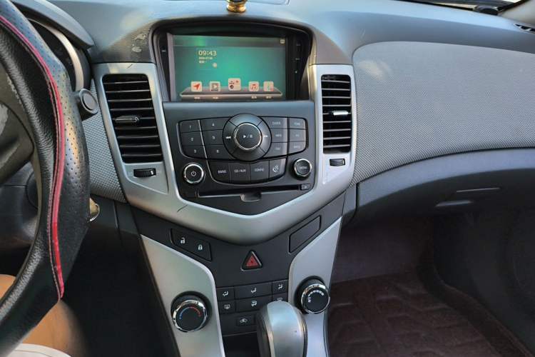 Used Chevrolet Cruze 2013 1.8L SE AT Audio And AC Panel