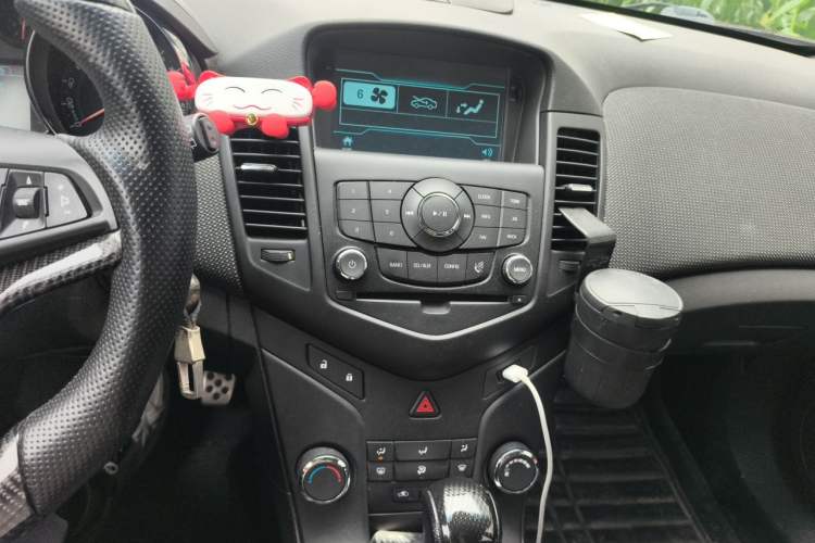 Used Chevrolet Cruze 2013 Hatchback 1.6T Automatic Flagship Model Audio And AC Panel
