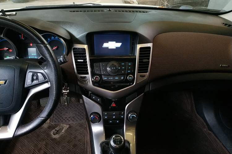 Used Chevrolet Cruze 2013 Hatchback 1.6L Manual Luxury Model Audio And AC Panel
