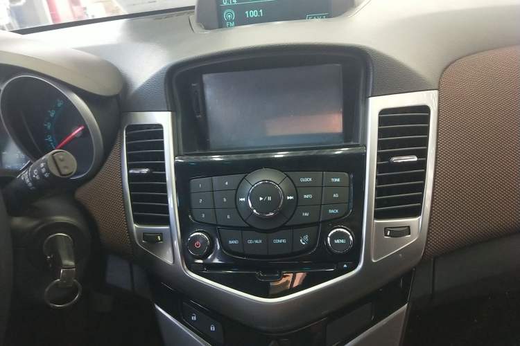Used Chevrolet Cruze 2013 Hatchback 1.6L Manual Luxury Model Audio And AC Panel