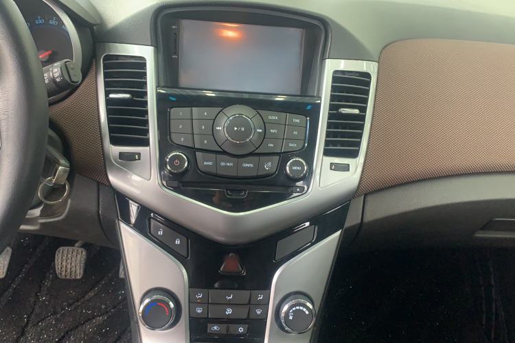 Used Chevrolet Cruze 2013 Hatchback 1.6L Manual Luxury Model Audio And AC Panel