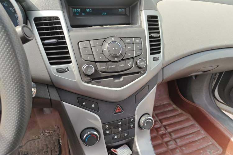 Used Chevrolet Cruze 2013 1.6L SL MT Audio And AC Panel
