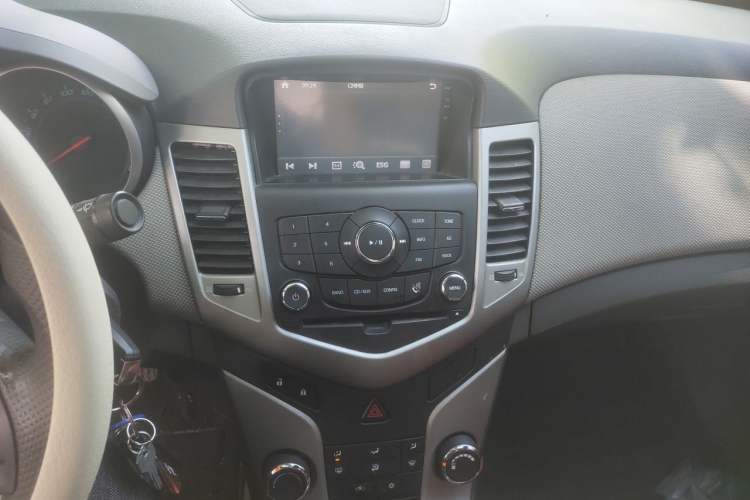 Used Chevrolet Cruze 2013 1.6L SE MT Audio And AC Panel