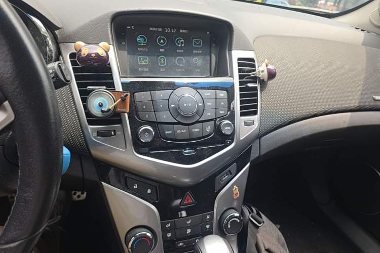 Used Chevrolet Cruze 2013 Hatchback 1.6T Automatic Flagship Model Audio And AC Panel