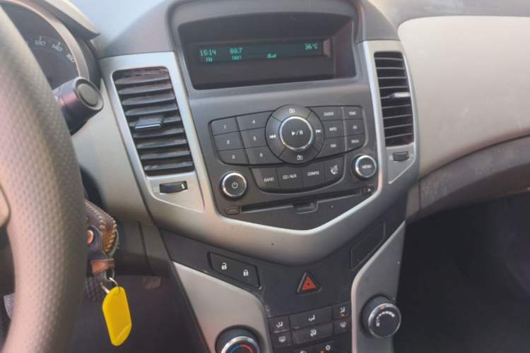 Used Chevrolet Cruze 2013 1.6L SL MT Audio And AC Panel
