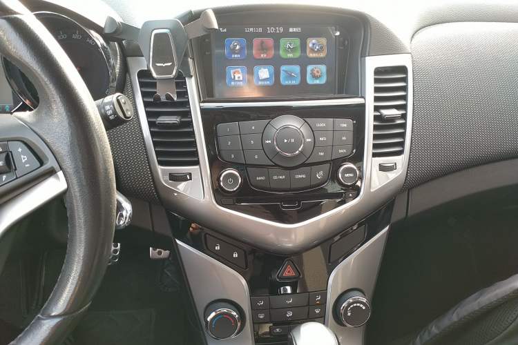 Used Chevrolet Cruze 2013 Hatchback 1.6T Automatic Flagship Model Audio And AC Panel
