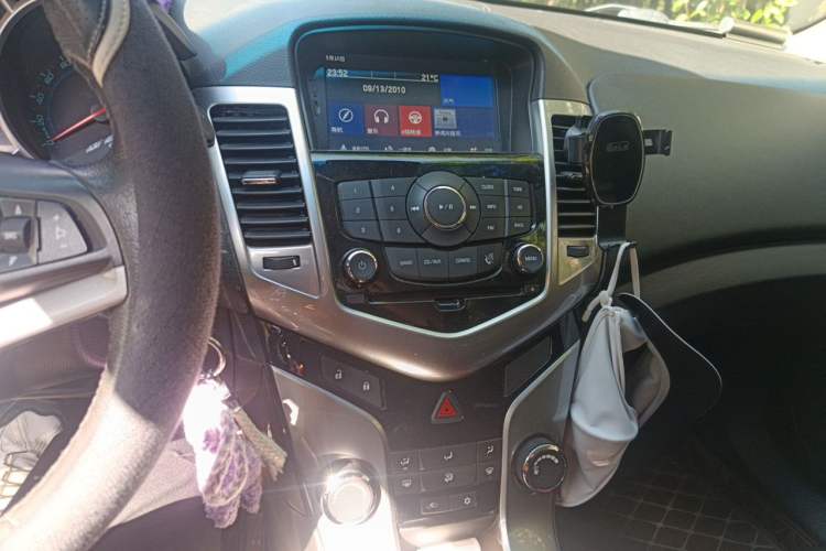 Used Chevrolet Cruze 2013 Hatchback 1.6L Manual Luxury Model Audio And AC Panel