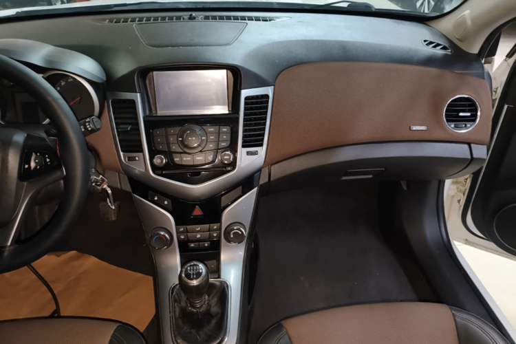 Used Chevrolet Cruze 2013 Hatchback 1.6L Manual Luxury Model Audio And AC Panel