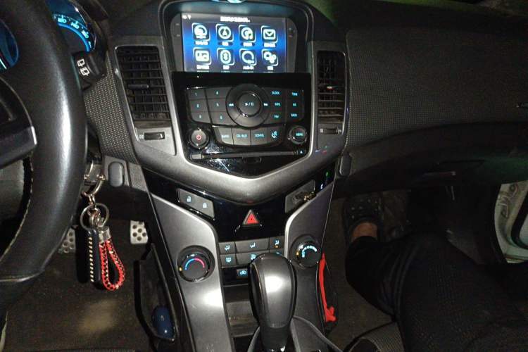 Used Chevrolet Cruze 2013 Hatchback 1.6T Automatic Flagship Model Audio And AC Panel