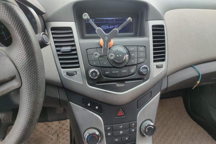 Used Chevrolet Cruze 2013 1.6L SE MT Audio And AC Panel