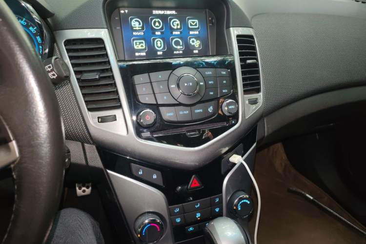 Used Chevrolet Cruze 2013 Hatchback 1.6T Automatic Flagship Model Audio And AC Panel