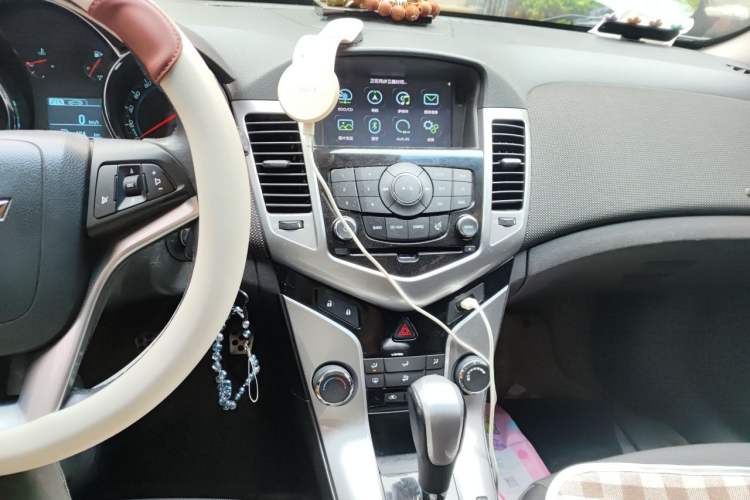 Used Chevrolet Cruze 2013 Hatchback 1.6T Automatic Flagship Model Audio And AC Panel