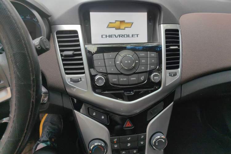 Used Chevrolet Cruze 2013 Hatchback 1.6L Manual Luxury Model Audio And AC Panel