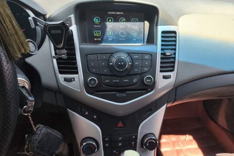 Used Chevrolet Cruze 2013 1.6L SE AT Audio And AC Panel