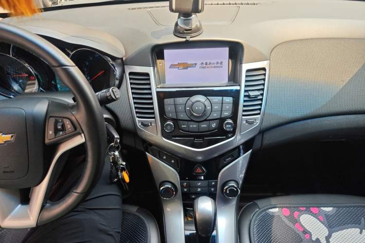 Used Chevrolet Cruze 2013 Hatchback 1.6T Automatic Flagship Model Audio And AC Panel