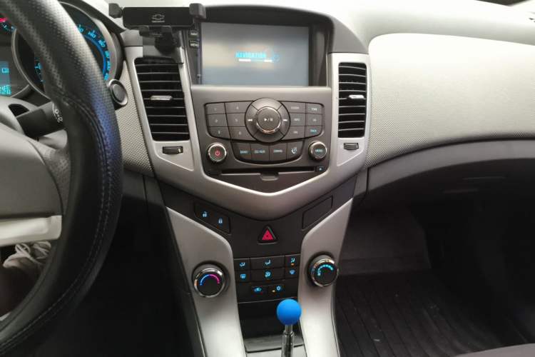 Used Chevrolet Cruze 2013 1.8L SE AT Audio And AC Panel