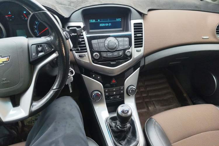 Used Chevrolet Cruze 2013 Hatchback 1.6L Manual Luxury Model Audio And AC Panel