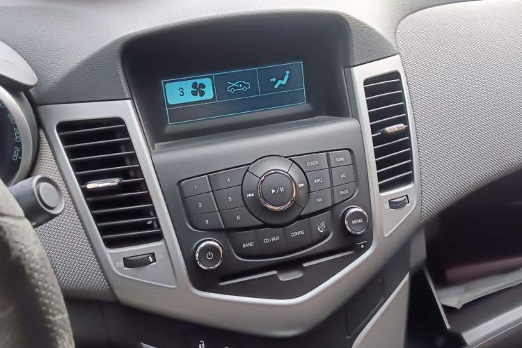 Used Chevrolet Cruze 2013 1.6L SE MT Audio And AC Panel