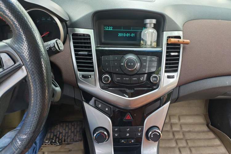 Used Chevrolet Cruze 2013 Hatchback 1.6L Manual Luxury Model Audio And AC Panel