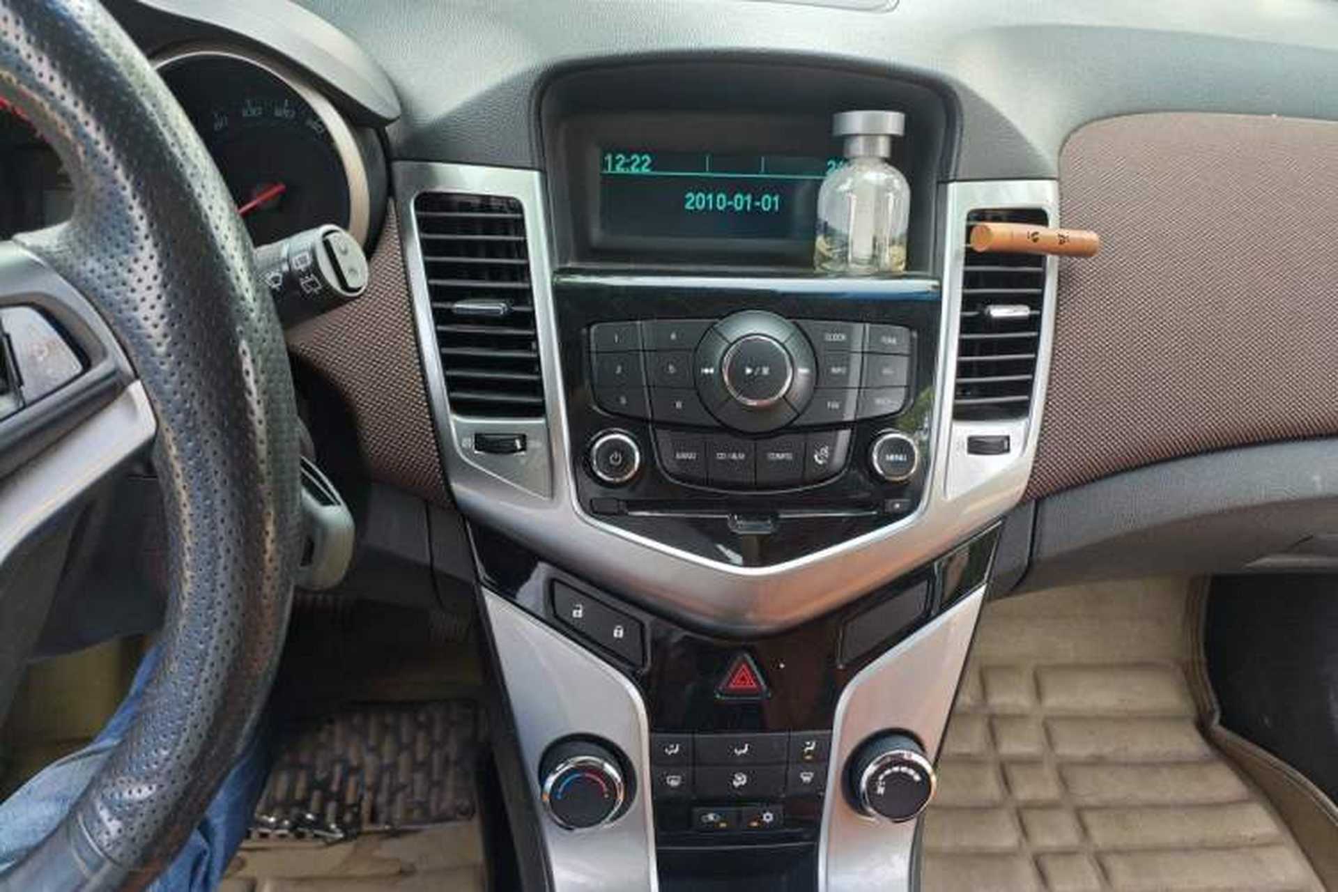 Used Chevrolet Cruze 2013 Hatchback 1.6L Manual Luxury Model Audio And AC Panel