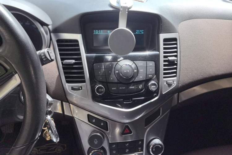 Used Chevrolet Cruze 2013 Hatchback 1.6L Manual Luxury Model Audio And AC Panel
