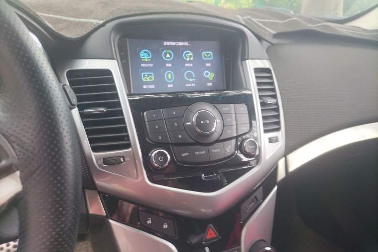 Used Chevrolet Cruze 2013 Hatchback 1.6T Automatic Flagship Model Audio And AC Panel