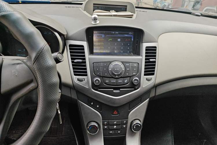 Used Chevrolet Cruze 2013 1.6L SL MT Audio And AC Panel