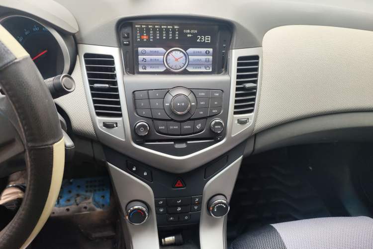 Used Chevrolet Cruze 2013 1.6L SE MT Audio And AC Panel
