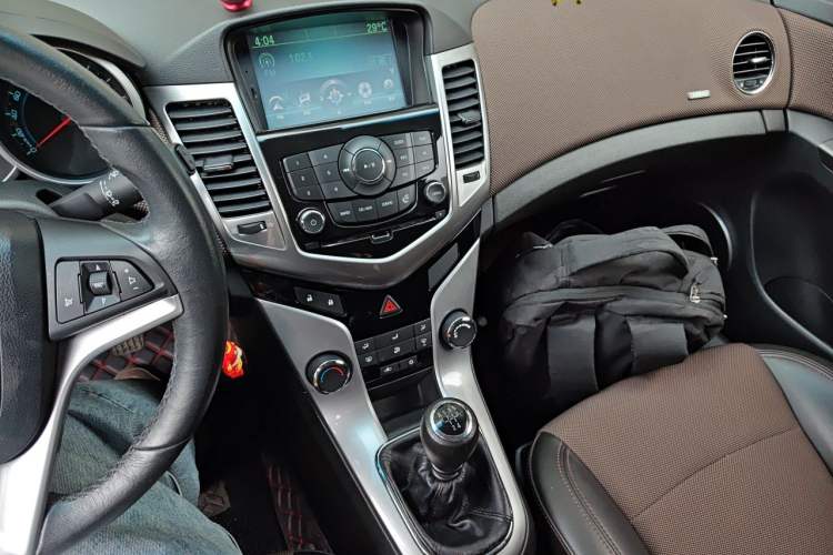 Used Chevrolet Cruze 2013 Hatchback 1.6L Manual Luxury Model Audio And AC Panel