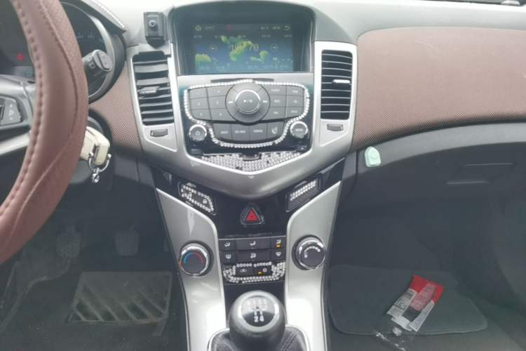 Used Chevrolet Cruze 2013 Hatchback 1.6L Manual Luxury Model Audio And AC Panel