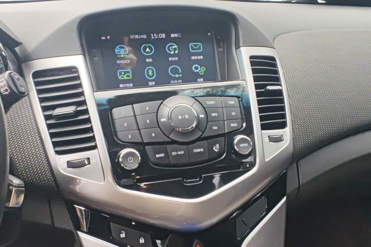 Used Chevrolet Cruze 2013 Hatchback 1.6T Automatic Flagship Model Audio And AC Panel