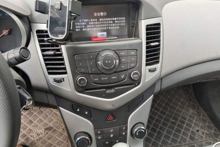 Used Chevrolet Cruze 2013 1.8L SE AT Audio And AC Panel