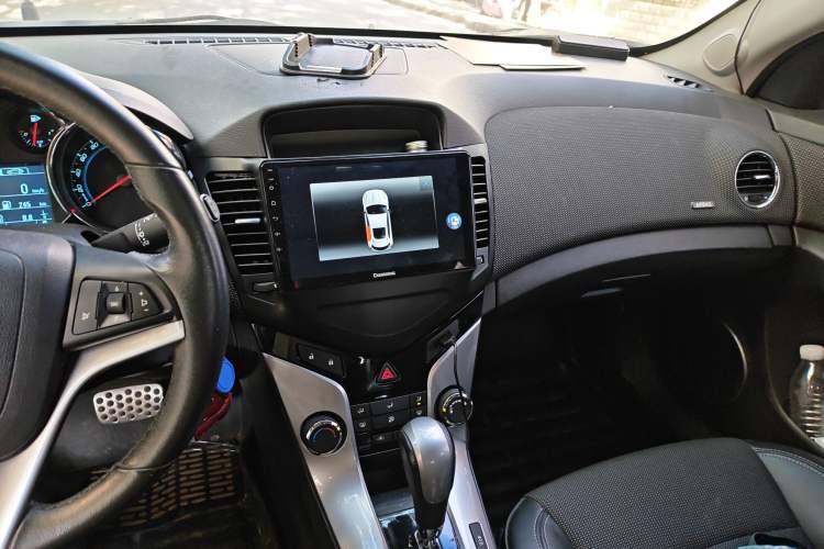 Used Chevrolet Cruze 2013 Hatchback 1.6T Automatic Flagship Model Audio And AC Panel