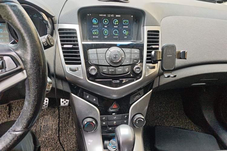 Used Chevrolet Cruze 2013 Hatchback 1.6T Automatic Flagship Model Audio And AC Panel